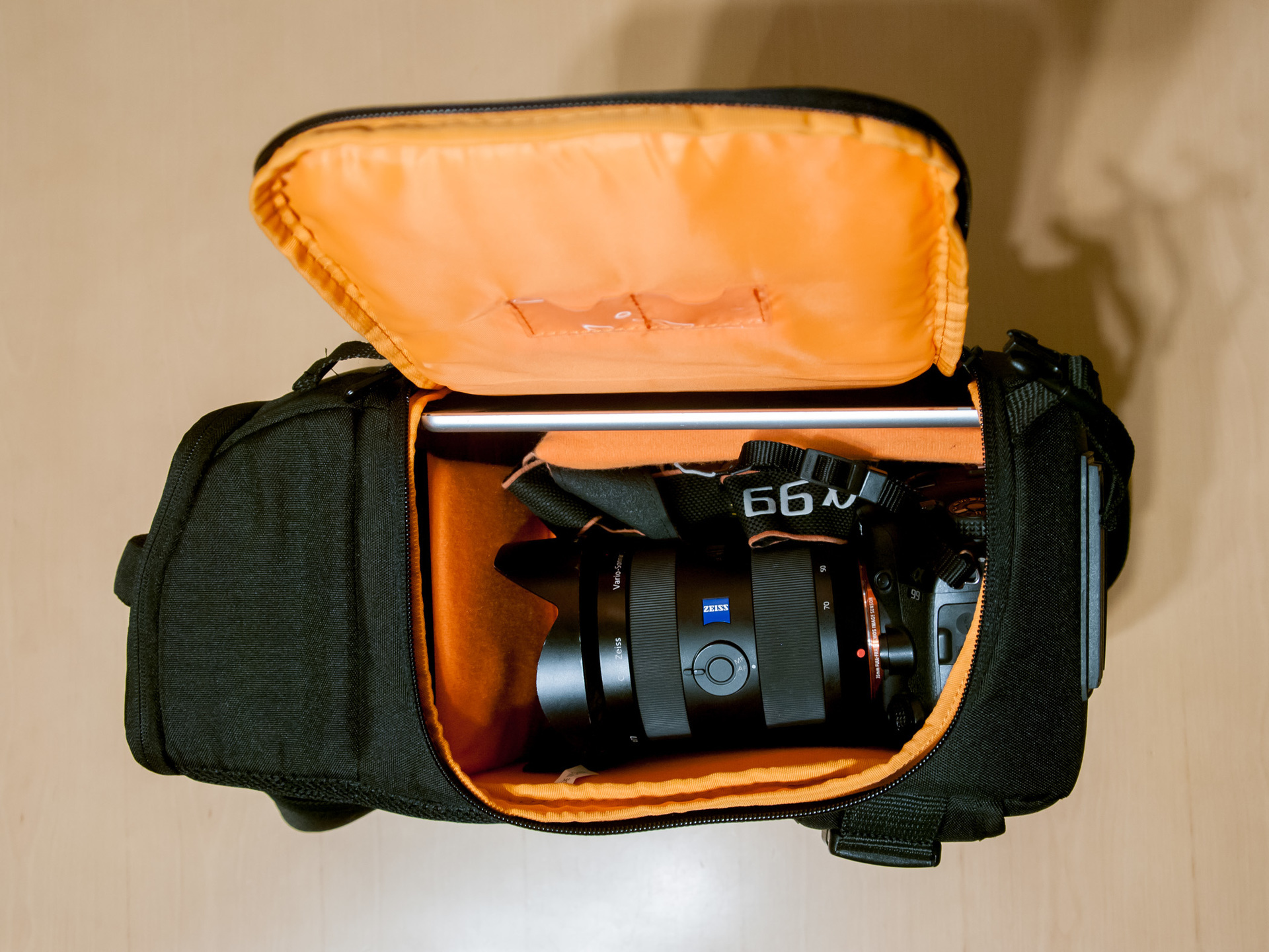 Amazonベーシック 一眼レフカメラ用スリングバッグ お値段以上amazon その2 日々奔走